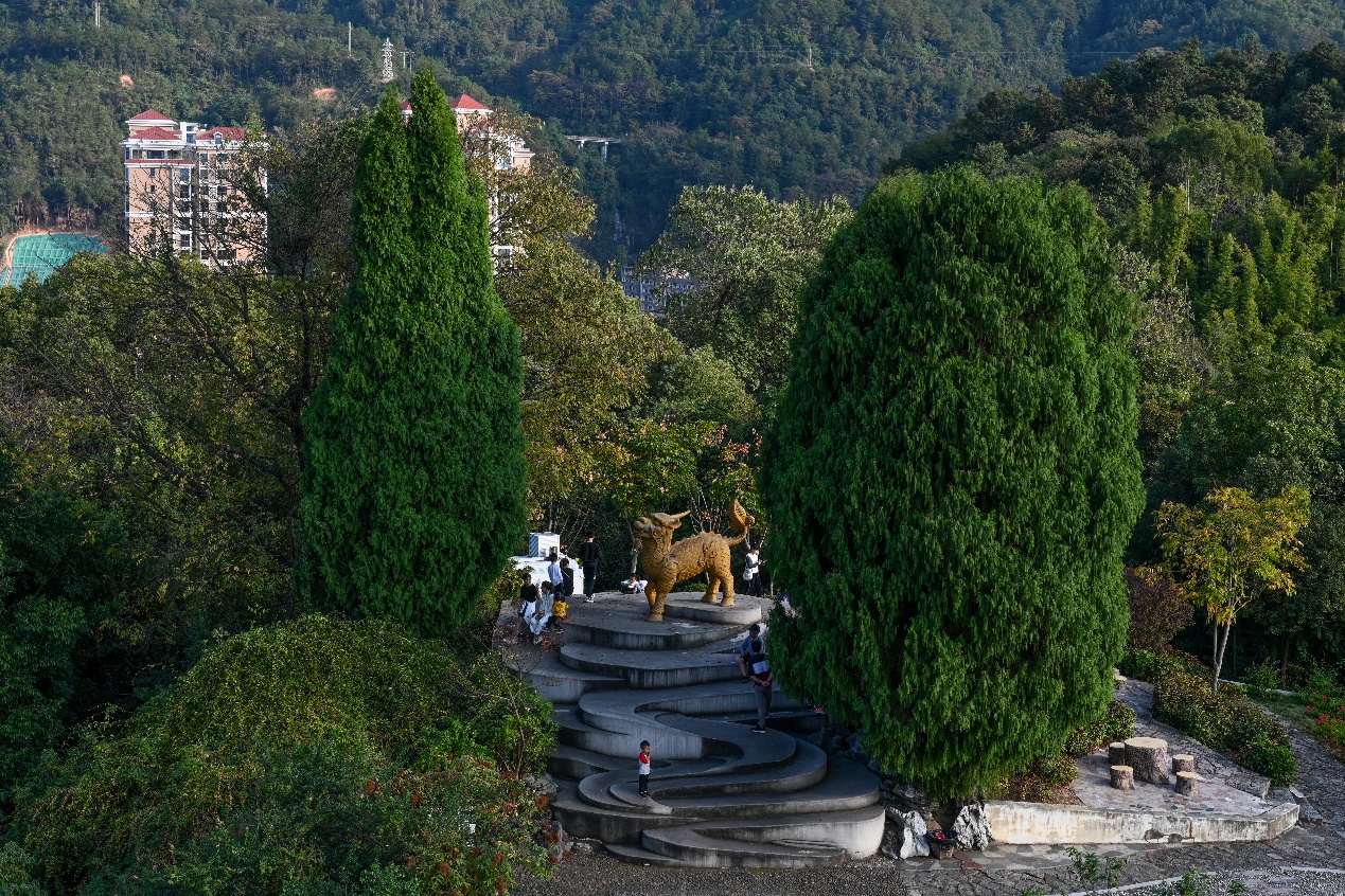 2020年11月22日，三明市麒麟山公園，市民在麒麟雕像前遊玩。