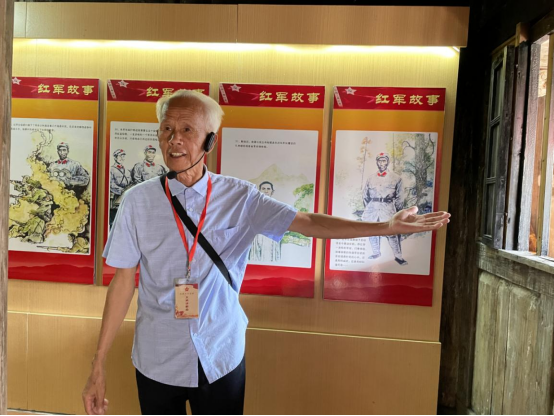 82歲的退休教師林興陣成了紅色文化的義務講解員
