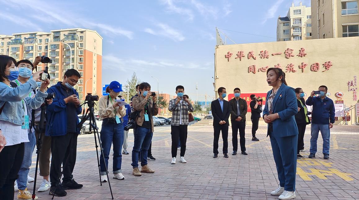 記者們正在採訪銀川市西夏區盈北社區黨委書記王紅霞