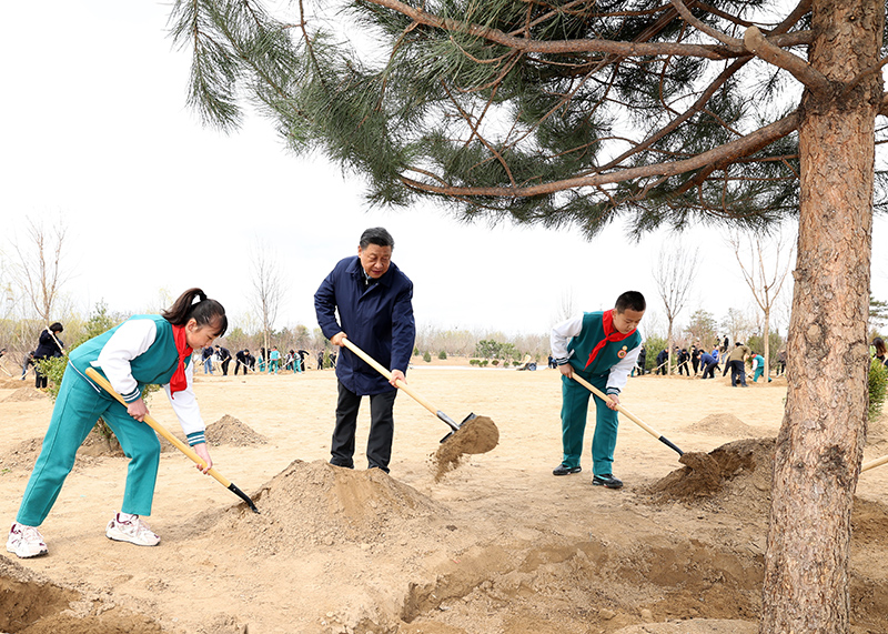 2022年3月30日，習近平等黨和國家領導人來到北京市大興區黃村鎮參加首都義務植樹活動。這是習近平同大家一起植樹。