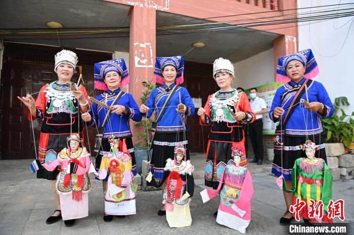 靖西壯族八音和提線木偶表演受當地各族民眾喜愛。　王以照 攝