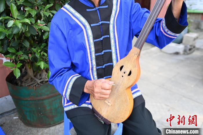 民眾演奏使用葫蘆製作的“靖西壯族八音”琴。　王以照 攝