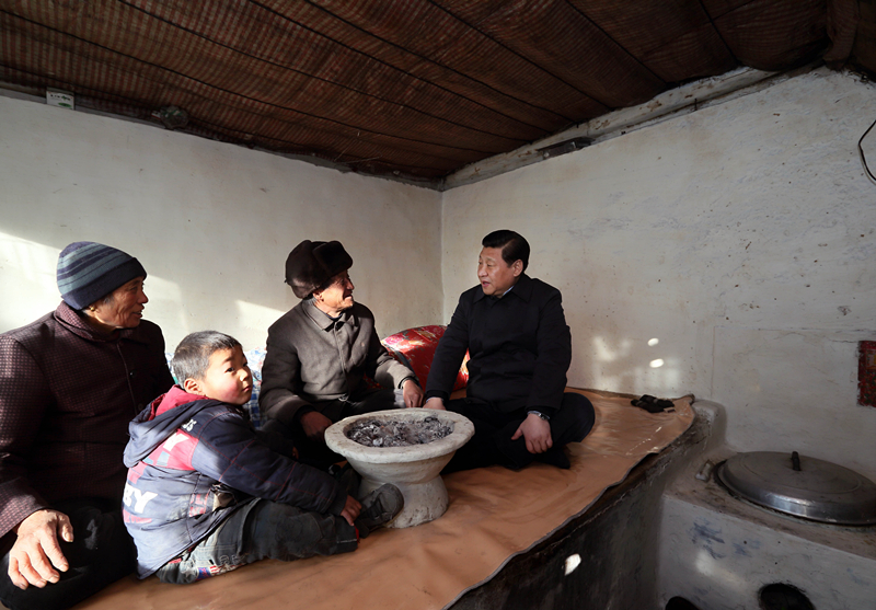 2012年12月30日，習近平在河北省阜平縣龍泉關鎮駱駝灣村看望唐榮斌老人一家。