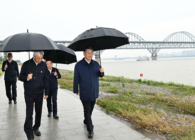 2023年10月10日，習近平總書記在江西長江國家文化公園九江城區段冒雨考察。