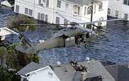 美軍出動直升機救助災民