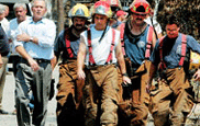 布什與消防人員一起視察災區