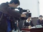 央視記者在庭審現場攝像