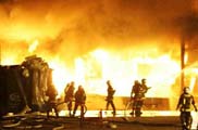 11月4日，在巴黎郊區，消防隊員正在撲滅一倉庫的大火。