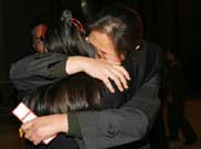 中國遇難人員家屬在機場相擁而泣