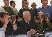 沙龍同以色列總參謀長莫法茲(右)以及國防部長埃利澤與2001年5月10日在沙地帶東北角的Nahal Oz視察