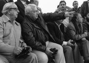 1985年12月4日，時任以色列工業和貿易部長的沙龍(左二)在和教育部長納文(左)一起觀看大型軍事演習。 