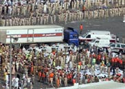 1月12日，在沙特阿拉伯麥加附近，警察和工作人員站在踩踏事件中喪生的朝覲者的遺體周圍。