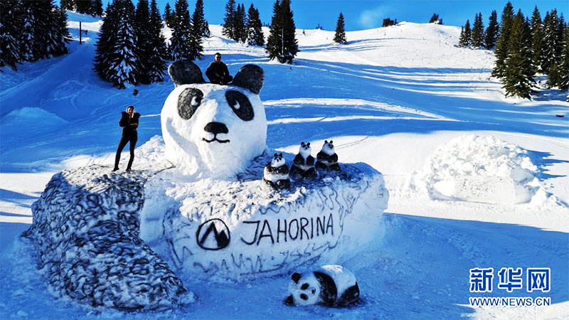 圖為：2021年2月3日，在距離波黑首都薩拉熱窩約半小時車程的亞霍裏納山，“大熊貓家族”雪雕創作者戈蘭·克內熱維奇（右）與耶萊娜·斯塔尼希奇與雪雕合影。