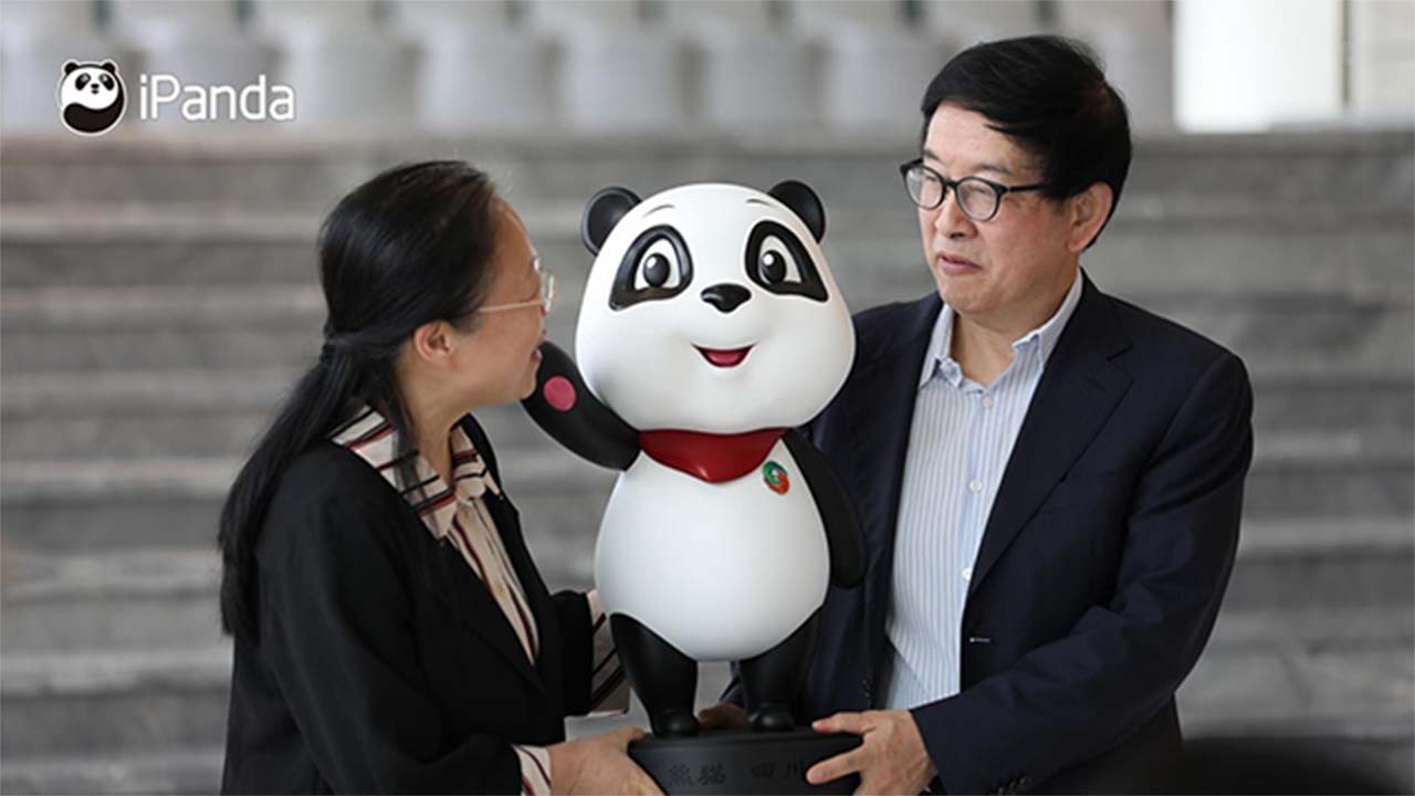 嚴颯爽代表四川省文化和旅遊廳向“雙寶文化藝術展館”贈送了“安逸”熊貓雕塑
