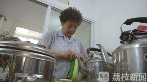 崔奶奶正在準備茶水（圖片來源：荔枝新聞）