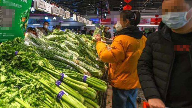 銀川市民在採購新鮮蔬菜