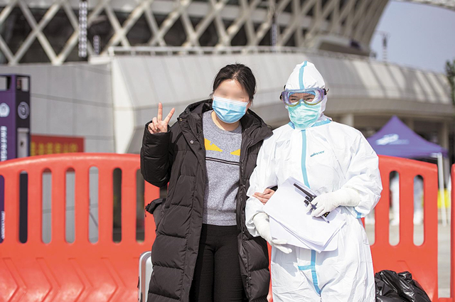 3月10日，武漢市江夏方艙醫院醫護人員與治愈者合影留念（圖片來源：湖北日報）