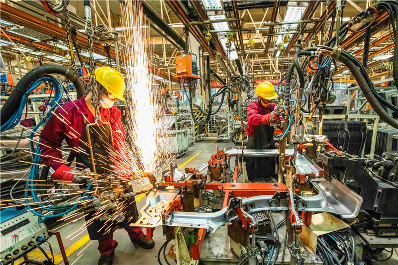 6月30日，工人在山東省青州市一家汽車製造企業的衝焊車間內生産作業。