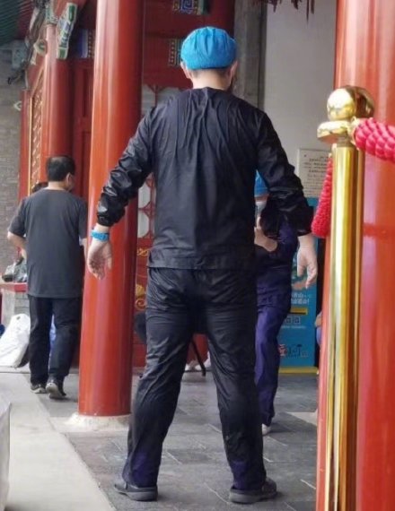 在北京大觀園核酸檢測點看到的一幕，醫生脫下防護服，全身都濕透了