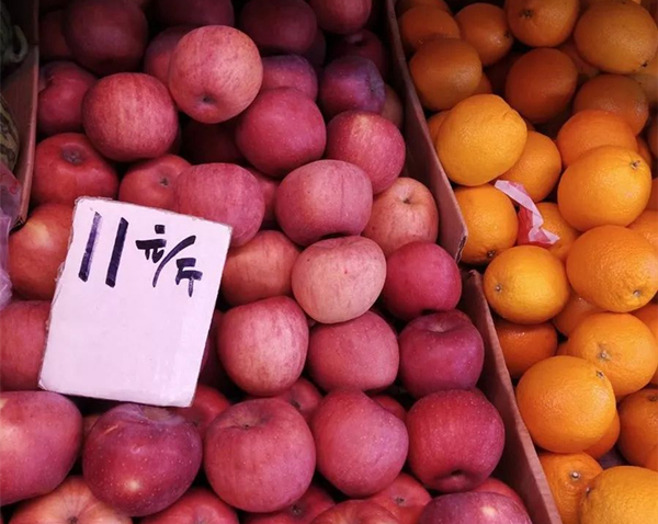 廣州五羊新村某水果檔內紅富士蘋果11元一斤 圖片來源：南方都市報