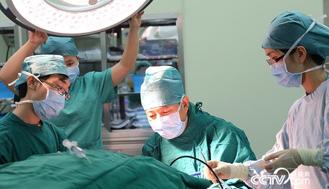 北京清華長庚醫院神經外科主任王貴懷（中）為病人做手術