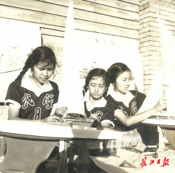 1958年7月，武漢市航海模型代表隊三位女隊員在製作紙疊帆船模型