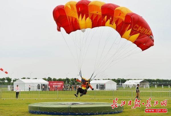  世界飛行者大會的舉辦地武漢漢南通用航空機場將承擔武漢軍運會跳傘項目比賽 記者喻志勇 攝