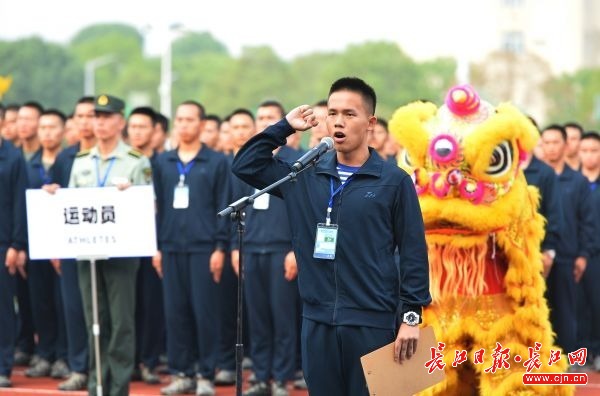 開幕式上，學員羅振欣代表全體模擬“運動員”宣誓 記者喻志勇攝