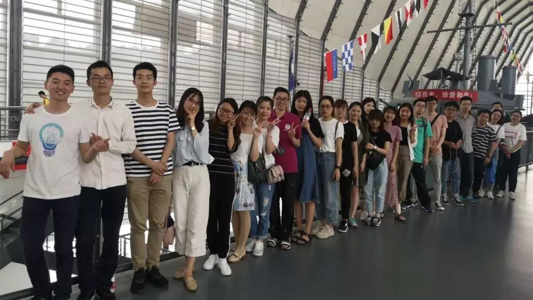 徐冶瓊帶領學生黨員參觀中山艦博物館