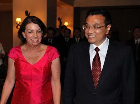 Chinese Vice Premier Li Keqiang (R) meets with Premier of Australia's State of Queensland Anna Bligh in Brisbane Oct. 31, 2009.(Xinhua Photo)