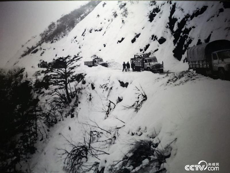 汽車運輸隊艱難通過二郎山路段。（翻拍于川藏公路紀念館）