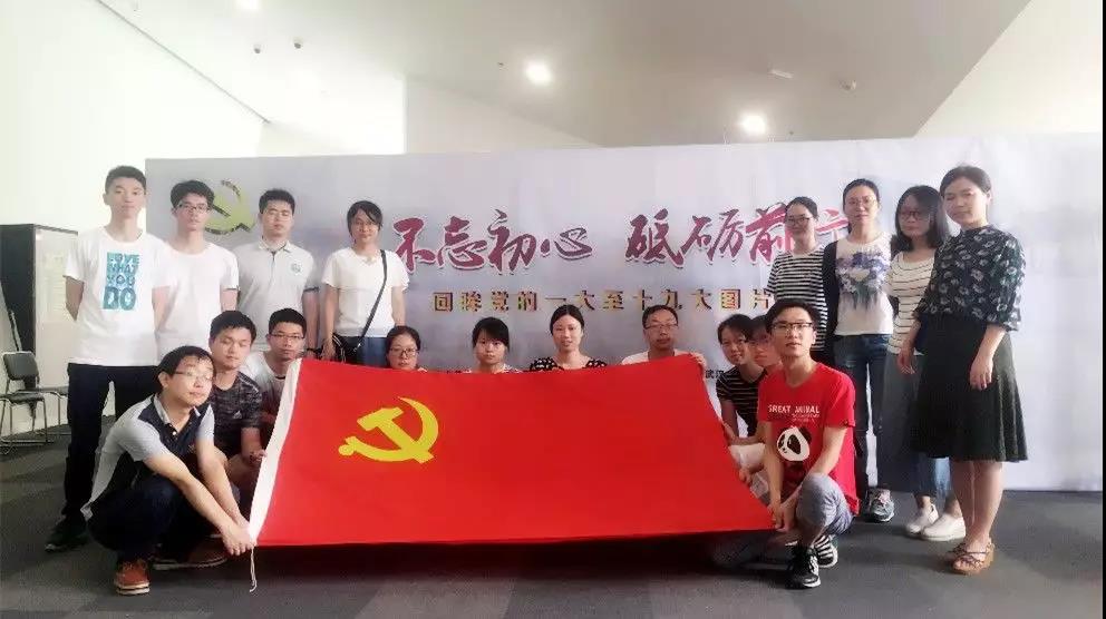 徐冶瓊帶領學生參觀黨史圖片展