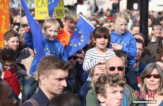 　　資料圖：當地時間3月23日，在歐盟同意英國延遲脫歐、英國脫歐前景仍面臨“災難的不確定性”困境之際，倫敦市中心舉行了大規模呼籲舉行“第二次脫歐公投”的示威遊行。中新社記者 張平 攝