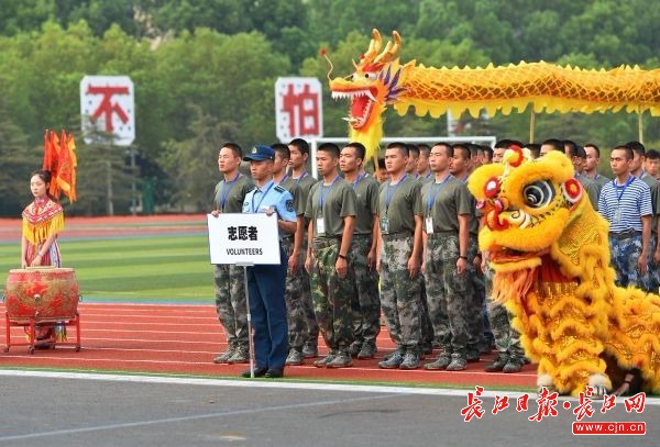 軍事五項測試賽開幕式上，學員志願者列隊接受檢閱  記者喻志勇攝