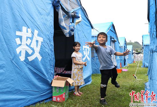 6月19日，四川省長寧縣雙河鎮雙河中學臨時安置點，孩子們在帳篷間玩耍。中國青年報·中青在線記者 王鑫昕/攝