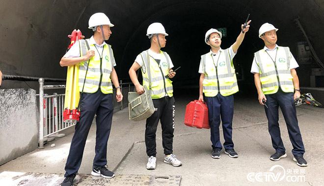 白芝勇（右二）在秦嶺天台山特長隧道附近和技術人員交流 央視網記者 弟辰晨/攝