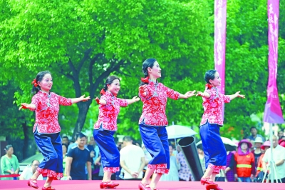  武漢開發區濱湖社區，居民載歌載舞，喜迎軍運