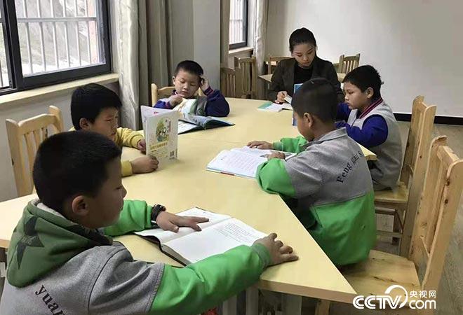 社區“四點半課堂”遊紹英和孩子一起讀書