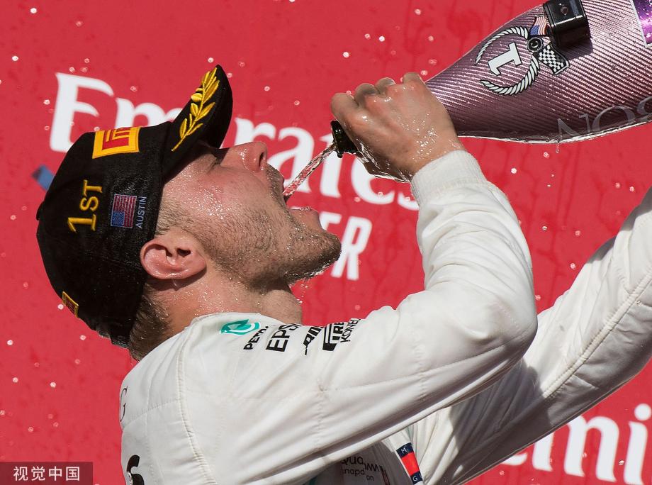[圖]博塔斯奪得F1美國站冠軍 賽後領獎臺狂飲香檳