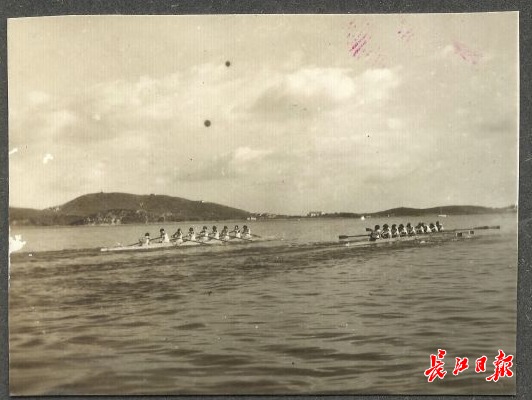 1959年，第一屆全國運動會賽艇比賽在武漢舉行，湖北省賽艇集訓隊參加，這是此次賽事中八人有舵手賽艇的比賽現場。圖中左側遠景為武昌南望山