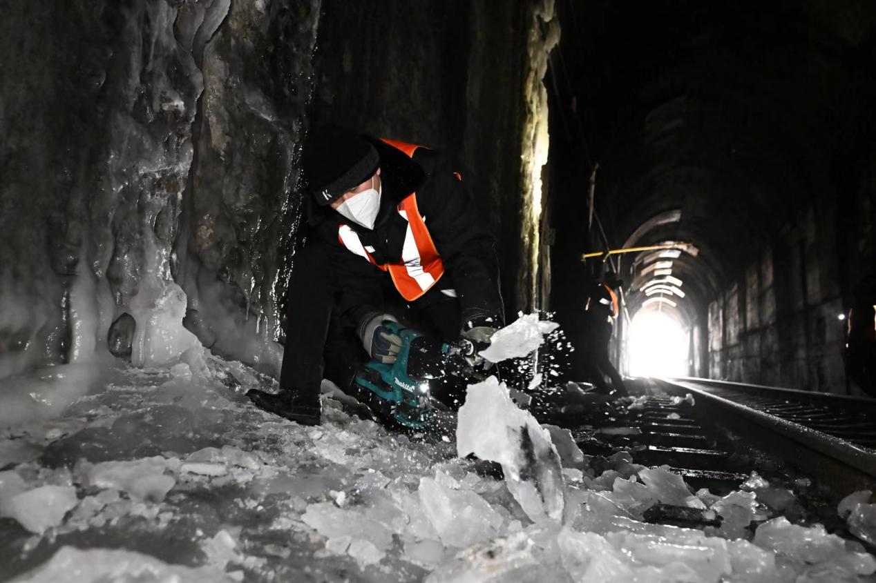 　工友在清理隧道內的床積冰。（圖片由太原局太原工務段趙哲昌提供）