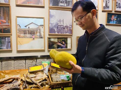 包小斌從老家贛縣找到了純手工製作的“黃元米果”。