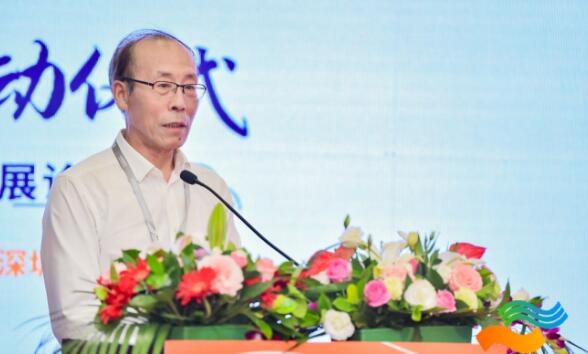 中國扶貧基金會理事長鄭文凱講話