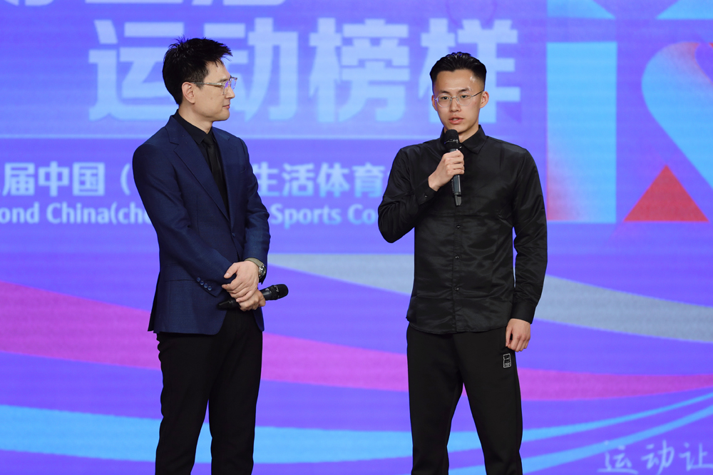 首屆運動潮流榜樣獲得者彭湖在發佈會上參與互動