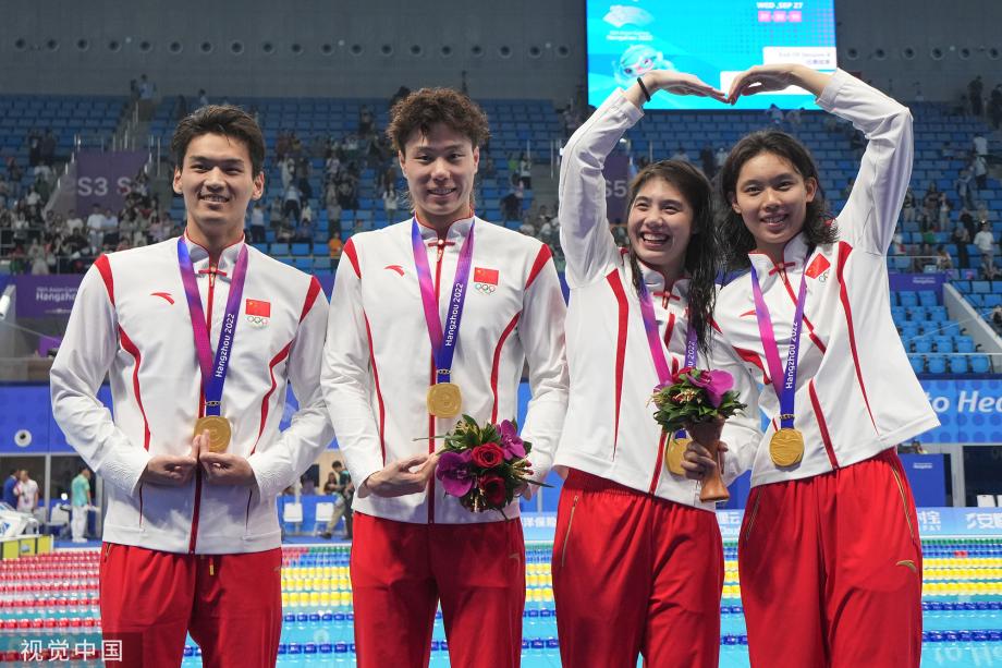 [圖]中國隊奪得亞運會男女4×100米混合泳接力冠軍