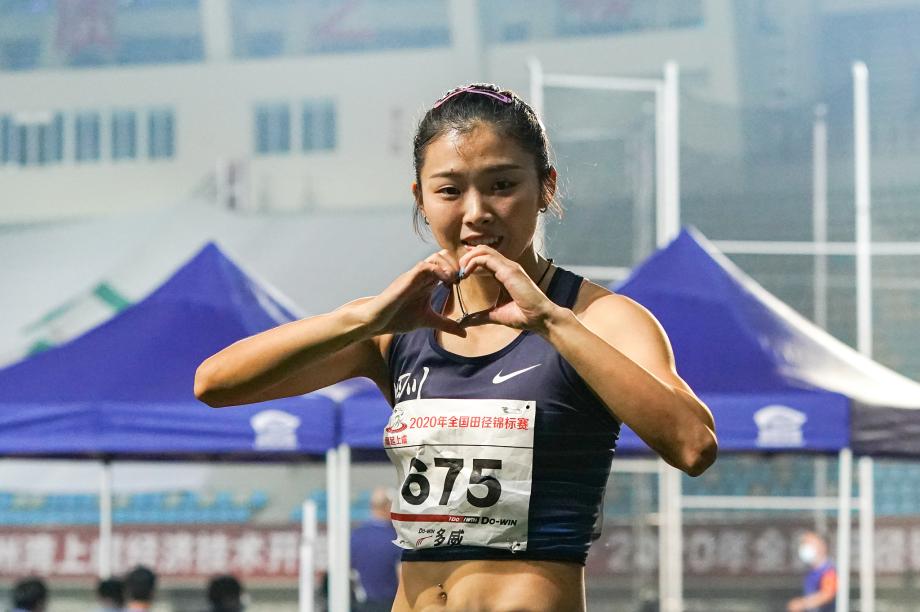 [圖]田徑全錦賽女子100米欄：吳艷妮奪冠比心