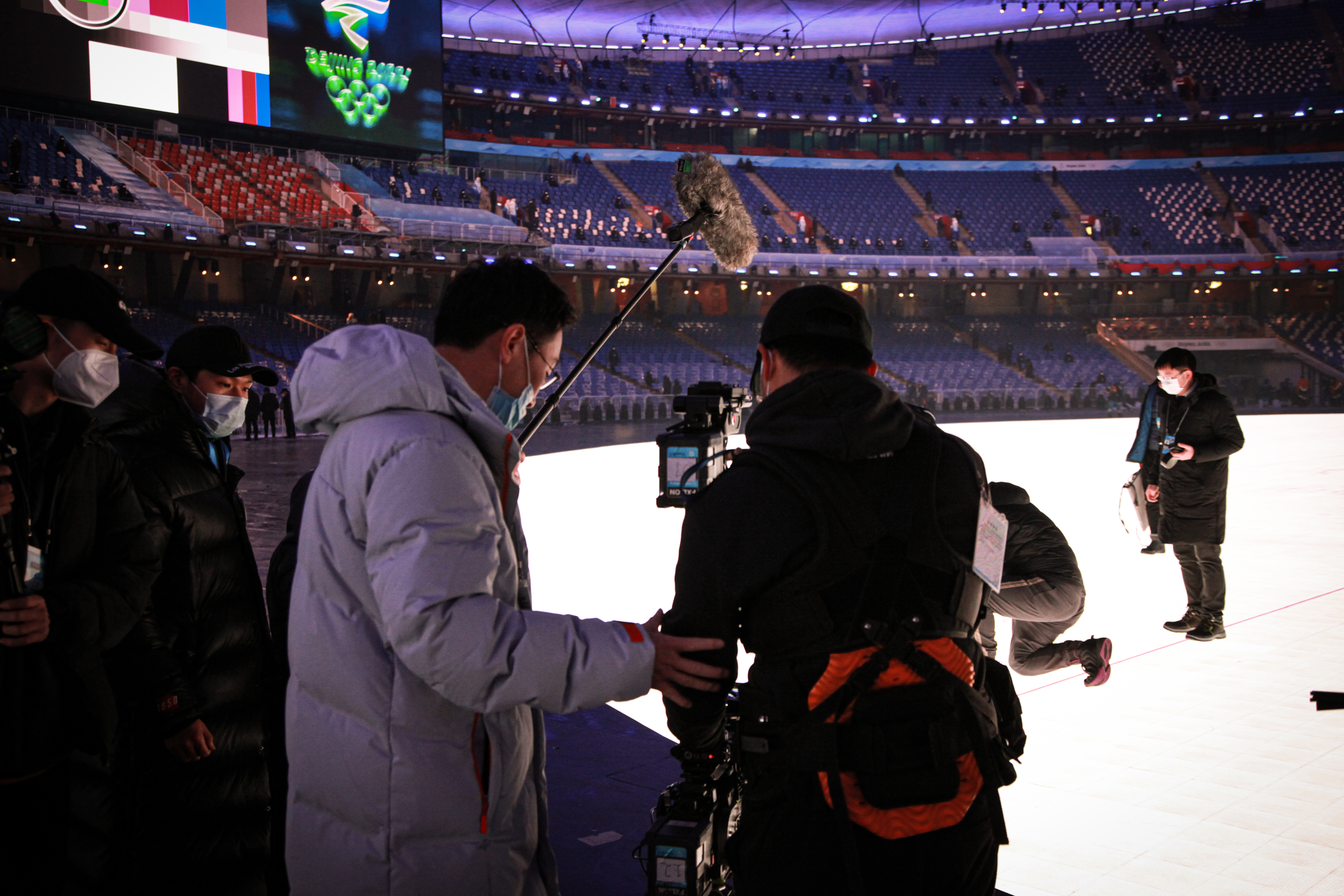 北京冬奧會官方電影導演陸川在拍攝中