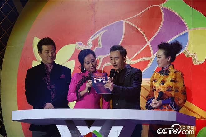 為大家揭曉年度“優秀農村題材曲藝小品”一等獎的是演員黑妹和趙毅