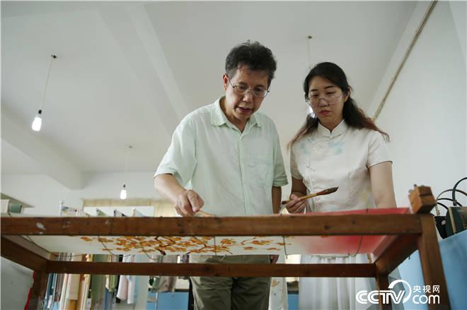 杭州蕭山一對父女傳承絲綢畫繢的技藝，做成國禮