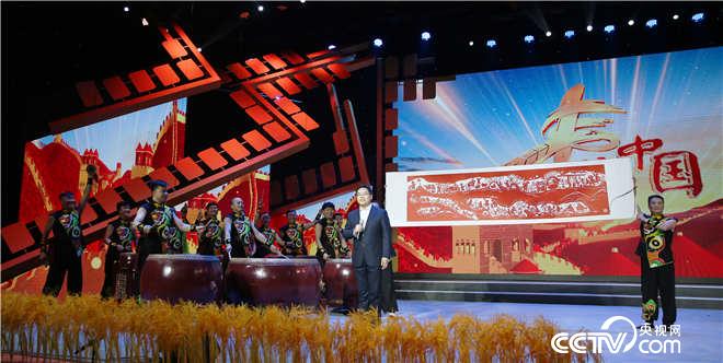 中共府谷縣委書記楊成林伴隨著極具府谷特色的歌舞《絲路歡歌》上場
